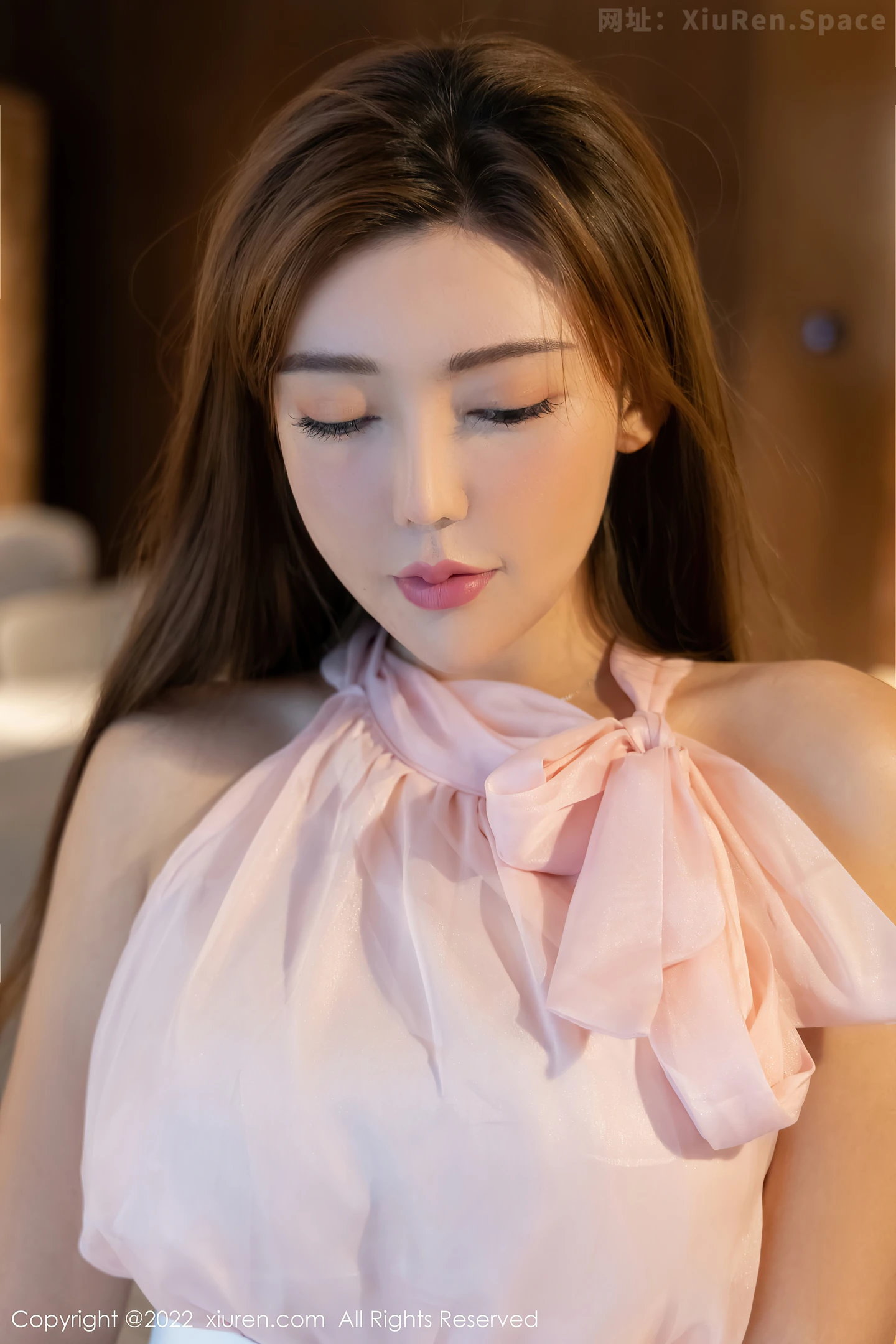 图片[2]-[XiuRen秀人网]VOL.4847 模特萌汉药baby青海旅拍粉色轻透上衣配白短裙秀翘臀诱惑写真58P-秀人网官方网站